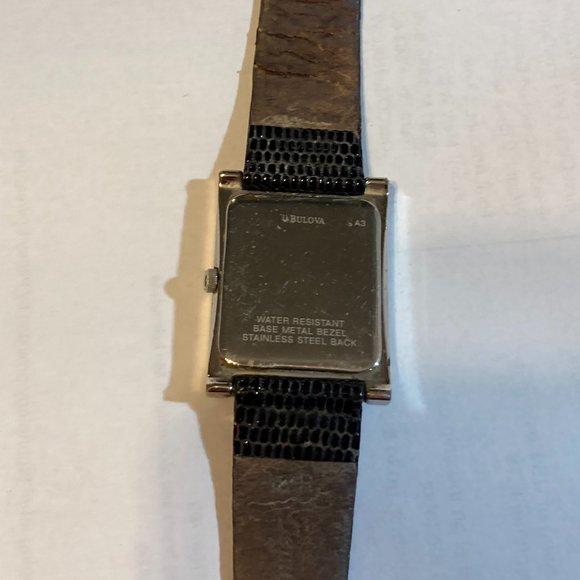 Vintage Bulova leather band quartz tank wristwatch, new battery main image 8